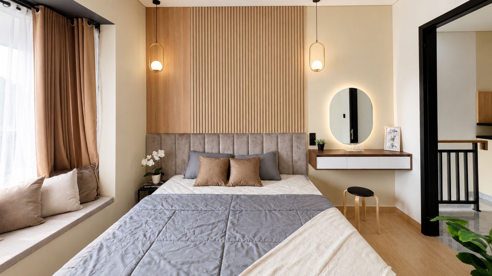 Hasil jadi: tempat tidur dengan headboard berlapis kain, dinding panel kayu, dan meja rias dengan cermin oval berlampu