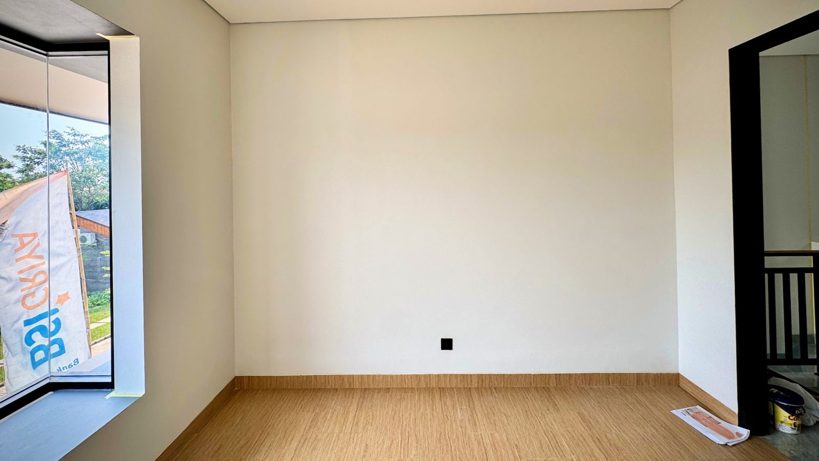 Sebelum: kamar kosong dengan jendela di kiri dan pintu di kanan
