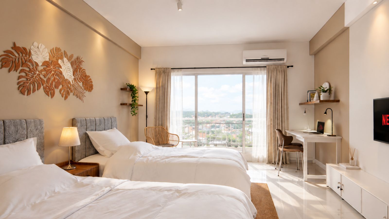 Render 3D: dua tempat tidur dengan headboard abu-abu, hiasan dinding monstera, kursi rotan, dan meja kerja