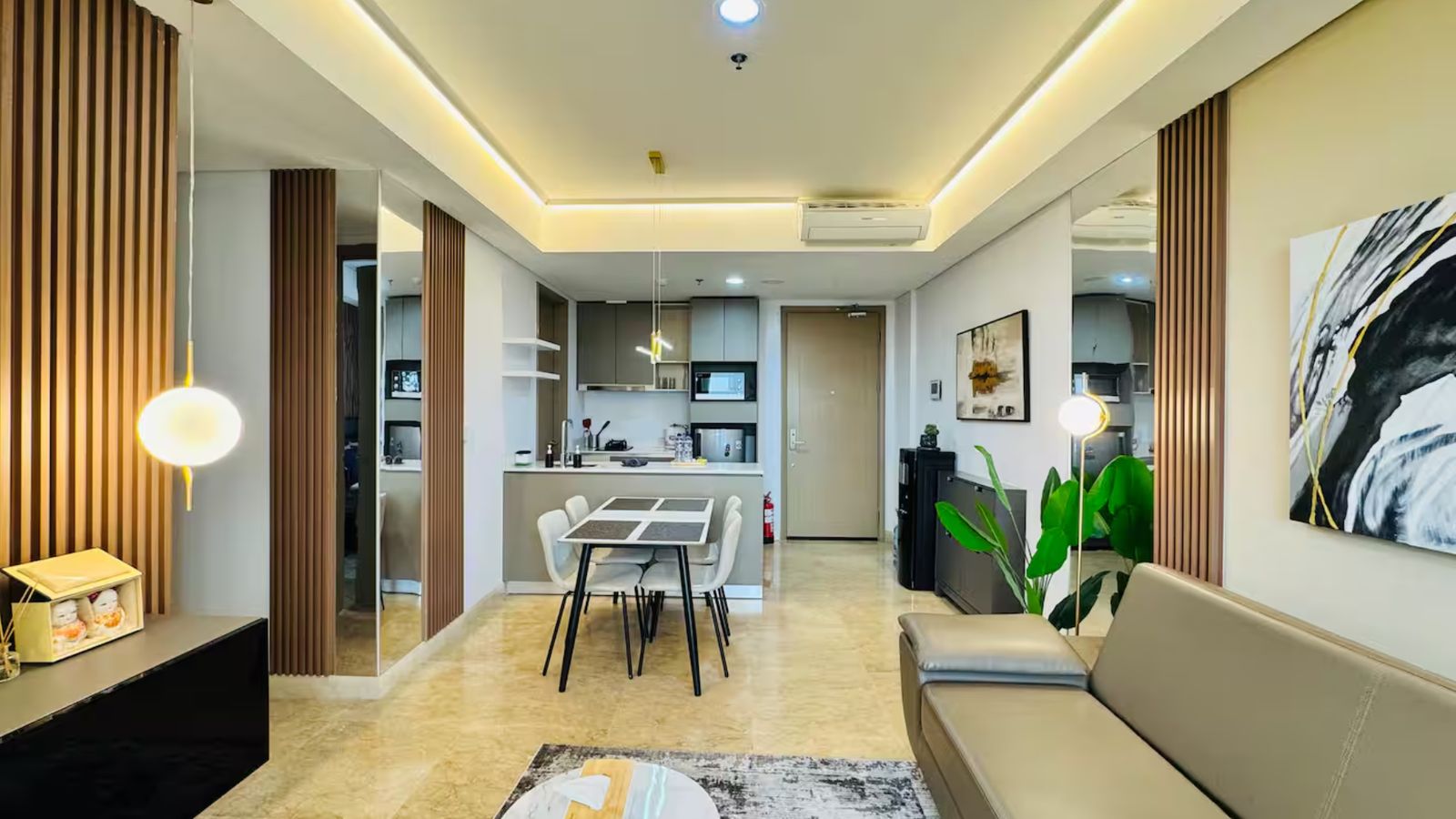 Hasil jadi: sofa, panel kayu, lukisan abstrak, meja makan, dan dapur di ujung ruangan