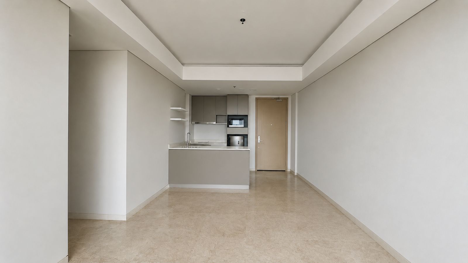 Sebelum: unit kosong dengan lorong menuju dapur dan pintu masuk